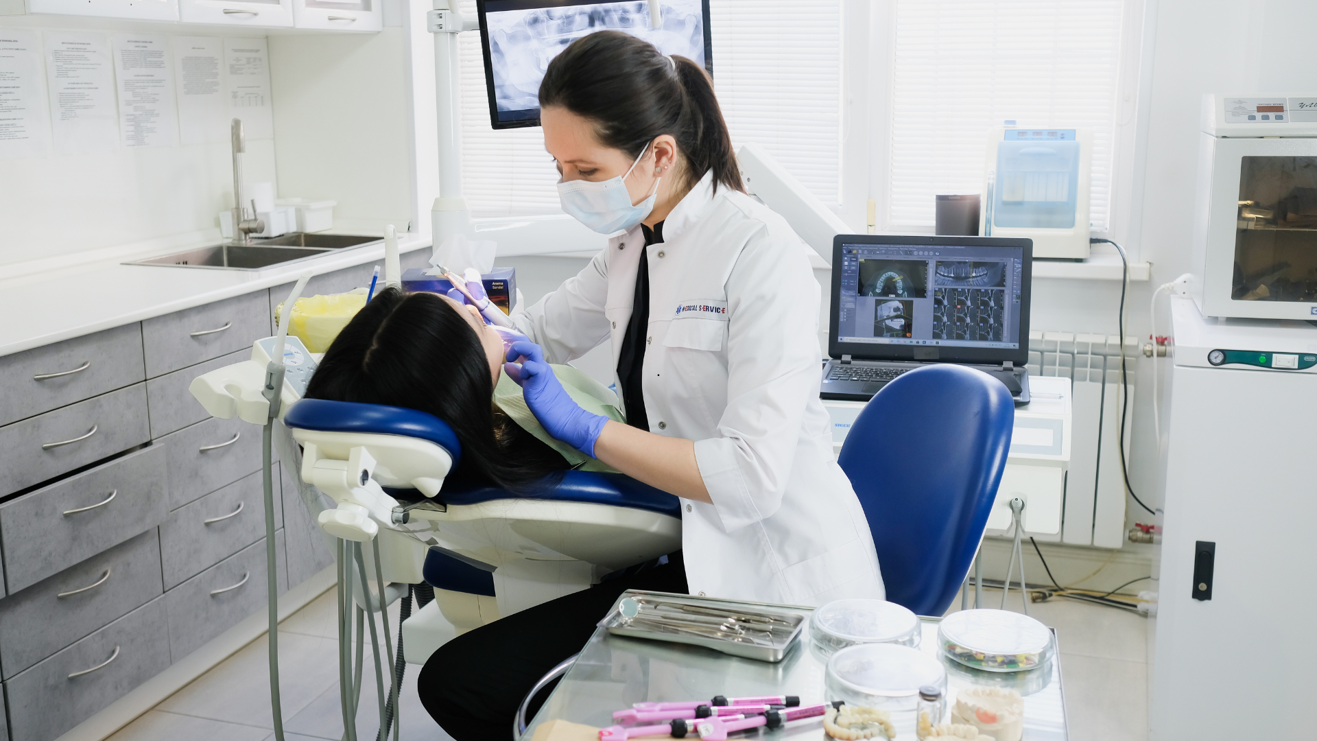 Cl&iacute;nica dental atendiendo paciente