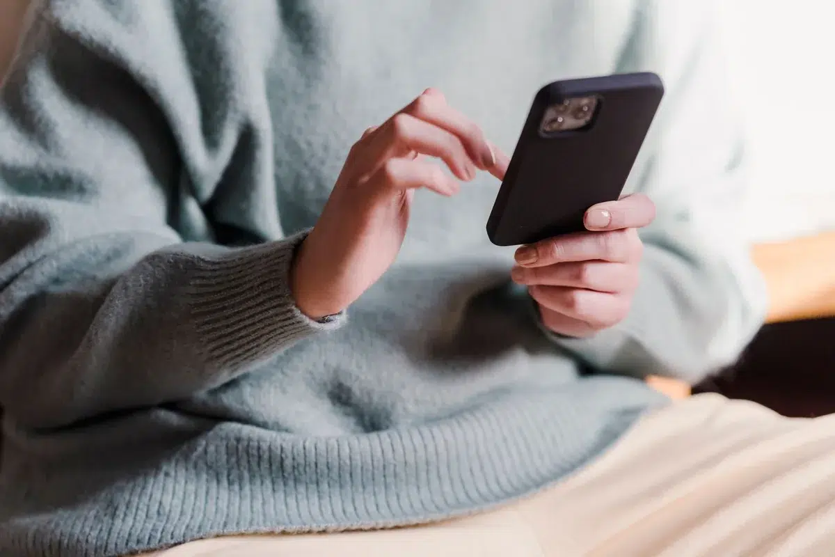 Primer plano de las manos de una mujer que usa el celular